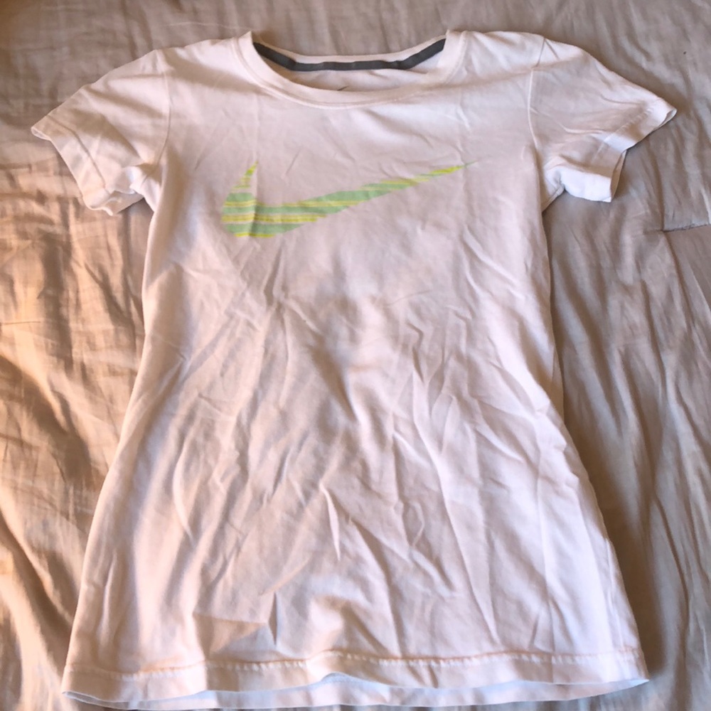 A white Nike shirt sleeve tee!
